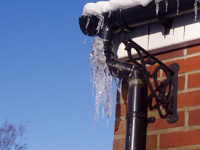 https://pixabay.com/photos/frozen-ice-icicle-hard-winter-ice-189996/